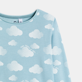 بيجاما ناعمة من قطعتين للفتيات بلون أزرق سماوي مزينة بنقشة الغيوم، مثالية للراحة والدفء أثناء النوم.